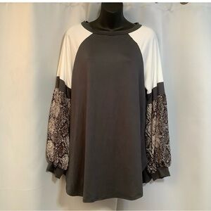 Emerald Top Women’s Size 1X Loose Fit Grey Cream